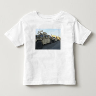 T-shirt Pour Les Tous Petits Humvees se reposent sur le pilier à la ville de
