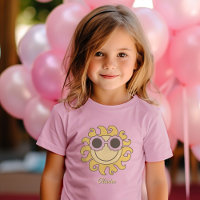 Joli soleil d'été avec lunettes de soleil aux tons