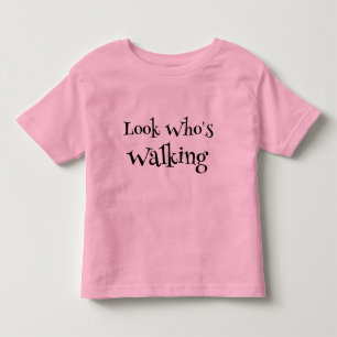 T-shirt Pour Les Tous Petits La marche de la petite fille en rose