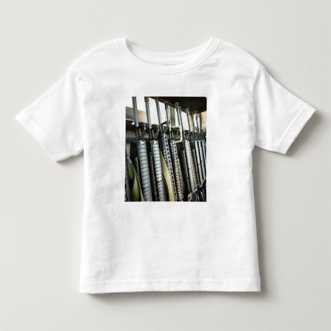 T-shirt Pour Les Tous Petits Les fusils d'assaut sont prêts sur le rack d'armes (Devant)