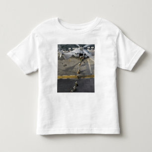 T-shirt Pour Les Tous Petits Marines se prépare à embarquer sur un MH-60S