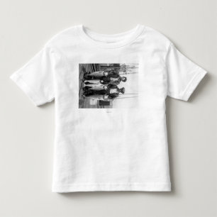T-shirt Pour Les Tous Petits Pêcheurs et saumon sur des docks, Washington