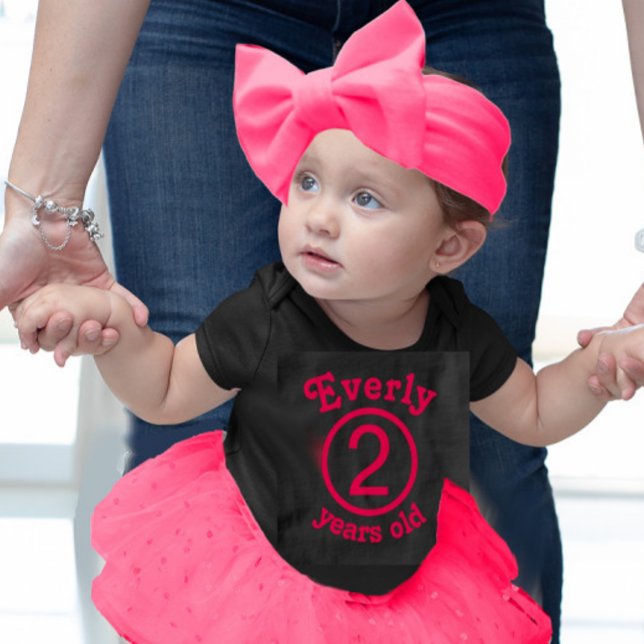 T-shirt Pour Les Tous Petits Rose personnalisé vieux de deux ans (Créateur téléchargé)