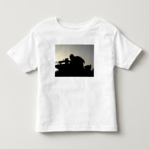 T-shirt Pour Les Tous Petits Silhouette d'un artilleur d'arme automatique de