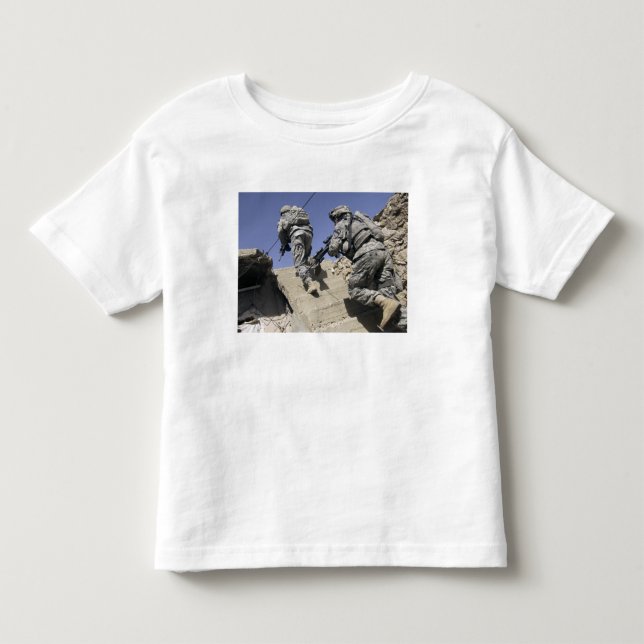 T-shirt Pour Les Tous Petits Soldats montant l'escalier d'un bâtiment (Devant)