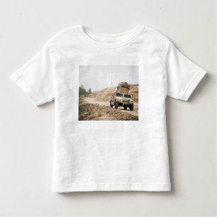 T-shirt Pour Les Tous Petits Un Humvee assure la sécurité
