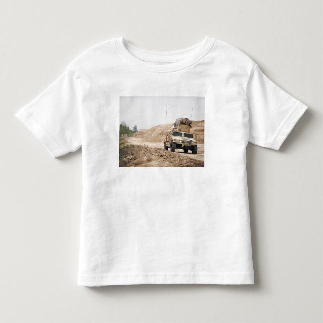 T-shirt Pour Les Tous Petits Un Humvee assure la sécurité (Devant)
