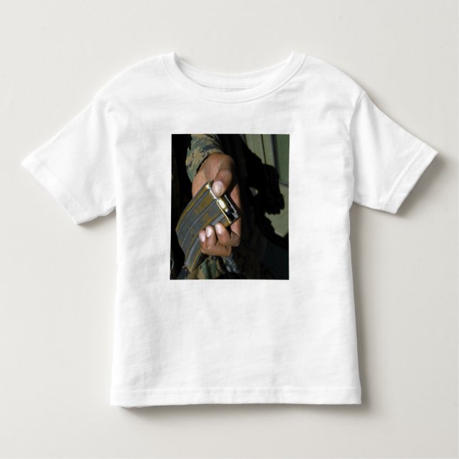 T-shirt Pour Les Tous Petits Un Marine charge des balles blanches (Devant)