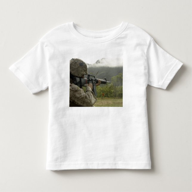 T-shirt Pour Les Tous Petits Un Marine effectue des exercices (Devant)
