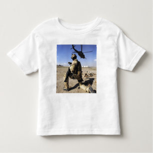 T-shirt Pour Les Tous Petits Un soldat assure la sécurité d'un HH-60