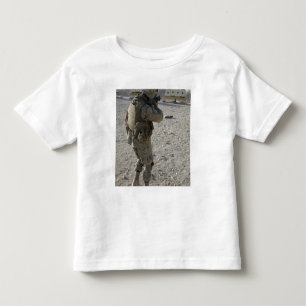 T-shirt Pour Les Tous Petits Un soldat lance sa cible sur un coup de feu