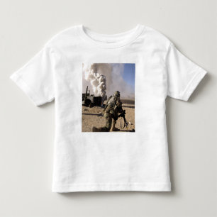 T-shirt Pour Les Tous Petits Un soldat réagit à l'des explos commandés