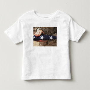 T-shirt Pour Les Tous Petits Un soldat tient le drapeau américain