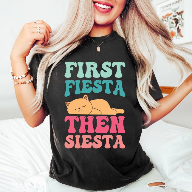 T-shirt Première Fiesta Puis Siesta | Drôle Chat couché (First Fiesta Then Siesta | Funny Sleeping Cat T-Shirt)