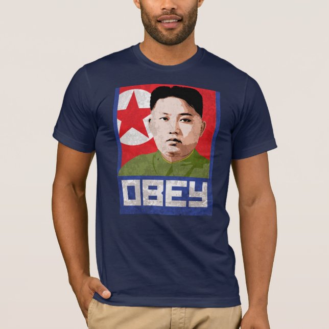 T-shirt Propagande de l'ONU de Kim Jong - OBÉISSEZ - (Devant)