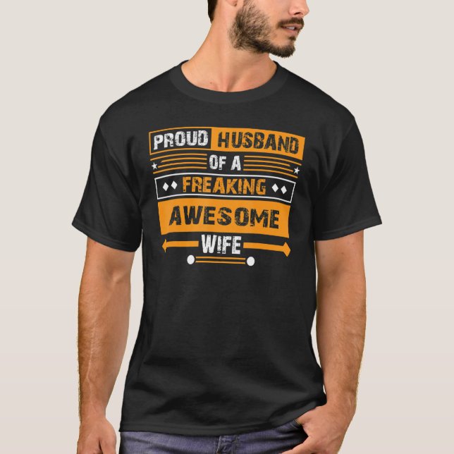 T-shirt Proud Husband of a Freaking Awesome Wife Trophy (Devant)
