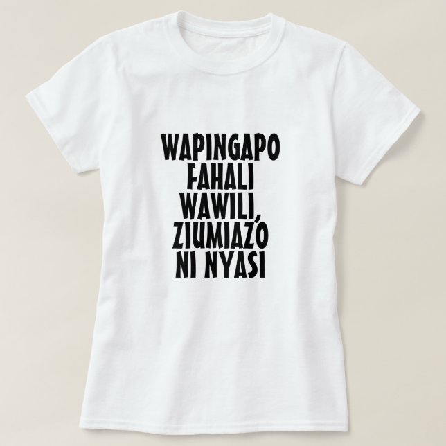 T-shirt Quand deux taureaux se battent, c'est l'herbe qui  (Design devant)