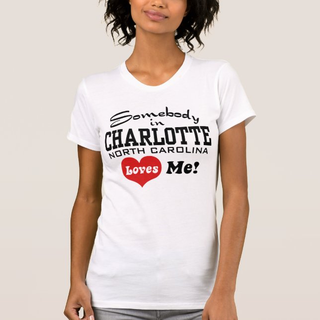 T-shirt Quelqu'un à Charlotte Caroline du Nord m'aime (Devant)