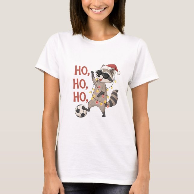 T-shirt Raccoon with lights and Christmas hat playing socc (Devant)