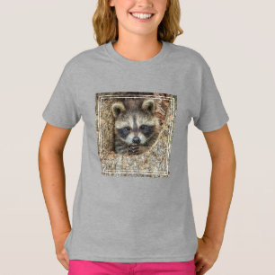 T-shirt Raton laveur niché à l'intérieur d'un creux d'arbr
