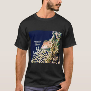 T-shirt Ravissant poisson-papillon jaune sur le gorgone.