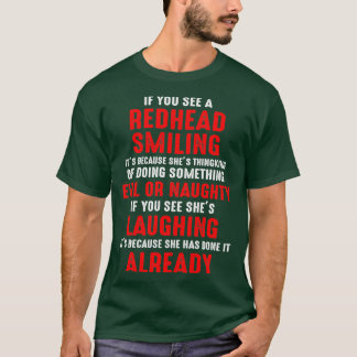 T-shirt Redhead Souriant Faire Quelque Chose De Mal Ou Nau