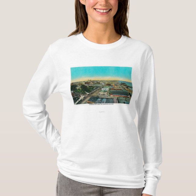 T-shirt Regardant est au-dessus de la section d'affaires, (Devant)