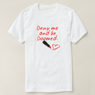 T-SHIRT REGARDEZ-MOI ET SOYEZ DOOMÉS, ROUGE LIPSTICK ÉCRIR
