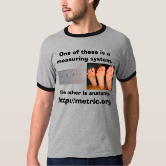 T-shirt Règle contre des pieds