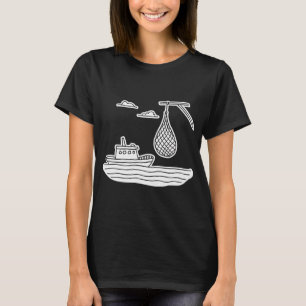 T-shirt Remorqueur à côté d'un filet de pêche suspendu