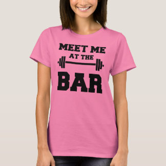 T-shirt RENCONTREZ-MOI à la chemise rose du gymnase des