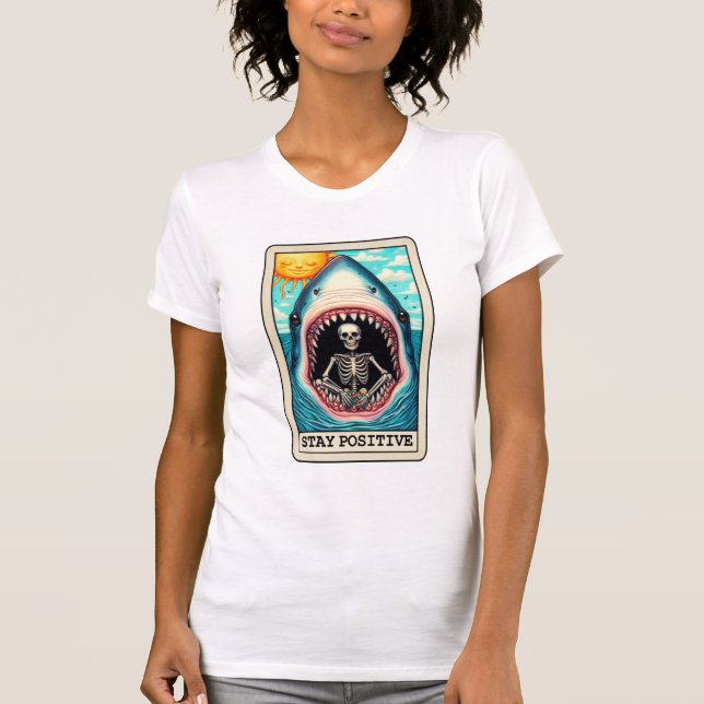 T-shirt Restez un squelette positif dans un Tarot de requi (Devant)