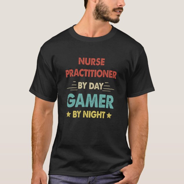 T-shirt Retro Nurse Practitioner By Day Gamer By Night (Devant)