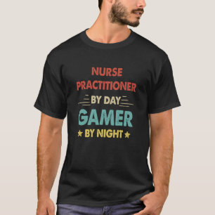T-shirt Retro Nurse Praticien Par Joueur De Jour Par Nuit