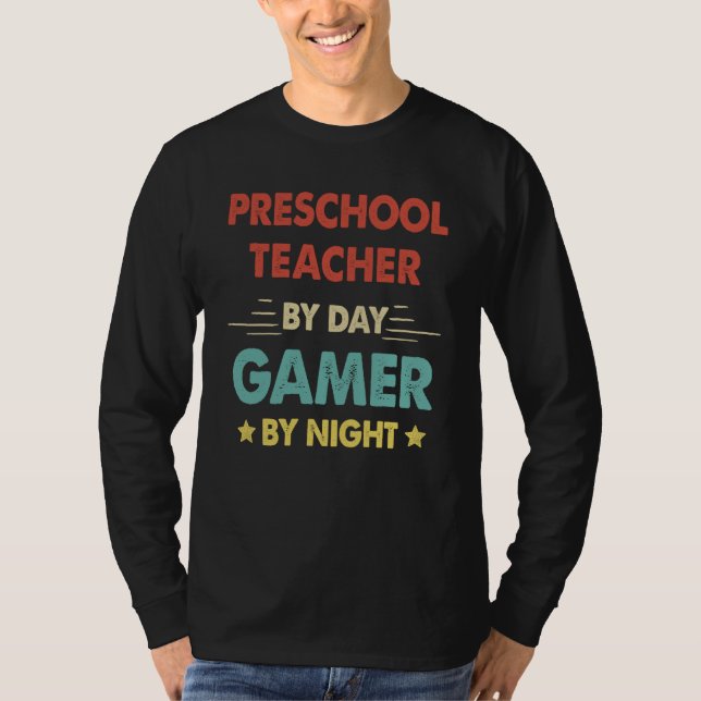 T-shirt Retro Preschool Teacher By Day Gamer By Night (Devant)