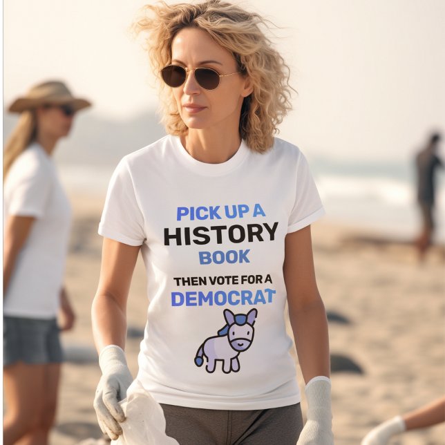 T-shirt Retrouvez un livre d'histoire. Votez ensuite pour  (Créateur téléchargé)