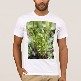 T-shirt Réveil de la jeune fougère dans le jardin