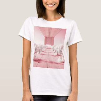 T-shirt rose et blanc d'arbres et d'un bâtiment