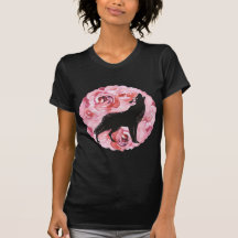 Roses roses et chemise noire de loup d'hurlement