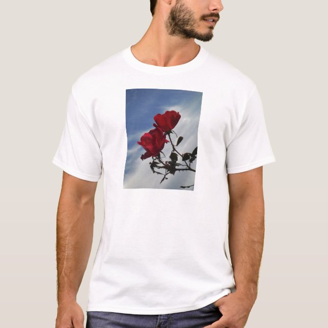 T-shirt Roses rouges contre un ciel bleu vif (Devant)