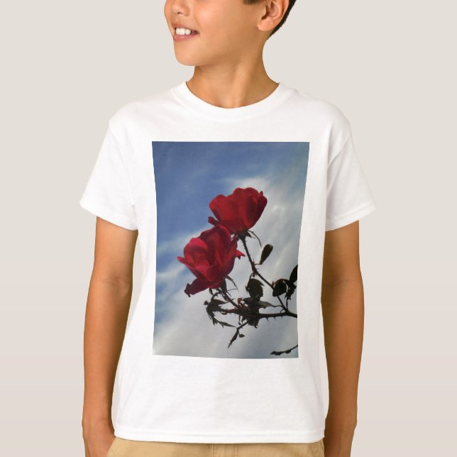 T-shirt Roses rouges contre un ciel bleu vif (Devant)
