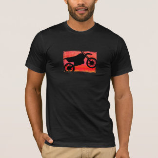 T-shirt rouge de silhouette de vélo de saleté