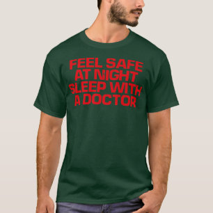 T-shirt Rouge Dit Drôle Se Sentir En Sécurité La Nuit Dorm