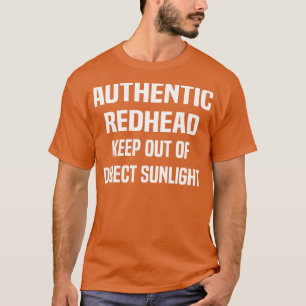 T-shirt rousse authentique se tenir à l'abri de la lumière