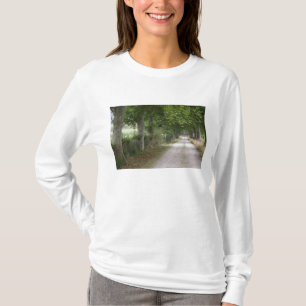 T-shirt Route de campagne en terre près de la ville de