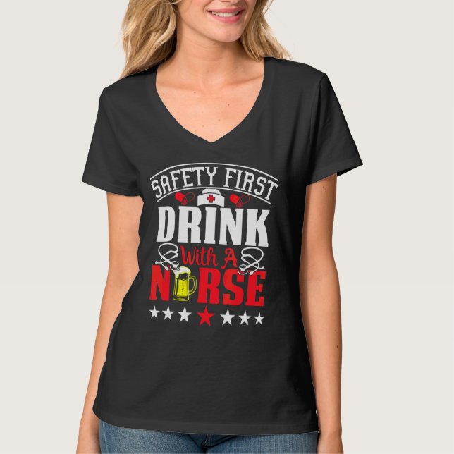 T-shirt Safety First Boire Avec Une Infirmière Sur Interna (Devant)