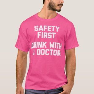 T-shirt Safety First Drink Avec Un Docteur Drôle Dit Hu