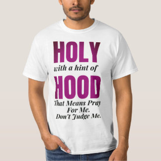 T-shirt Saint avec une pointe de Hood. Cela signifie prier
