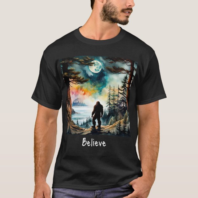 T-shirt Sasquatch debout sur la crête surplombant l'océan (Devant)