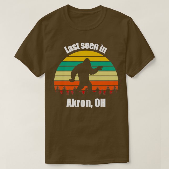 T-shirt Sasquatch Seti Dernier Vu À Akron Ohio Assis En Y (Design devant)